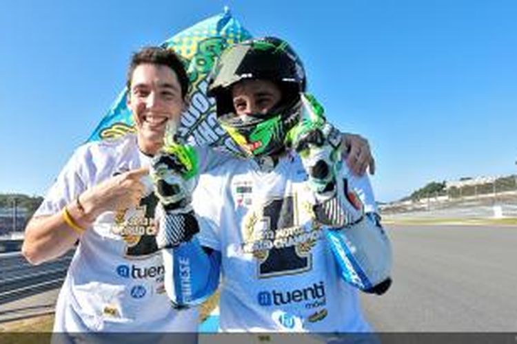 Pebalap Moto GP, Aleix Espargaro (kiri) merangkul adiknya, Pol Espargaro yang resmi menjadi Juara Dunia 2013 di kelas Moto2, setelah berhasil finis pertama pada GP Jepang, Minggu (27/10/2013).
