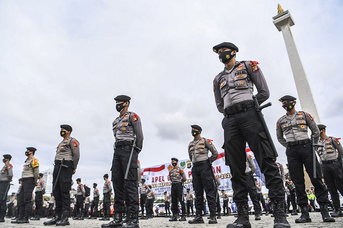 Anggota kepolisian mengikuti Apel Gelar Pasukan Operasi Lilin Jaya 2020 di kawasan Monumen Nasional (Monas), Jakarta, Senin (21/12/2020). Kegiatan tersebut dalam rangka kesiapan Operasi Lilin Jaya 2020 guna memberikan keamanan dan kenyamanan warga dalam perayaan Natal 2020 dan Tahun Baru 2021.