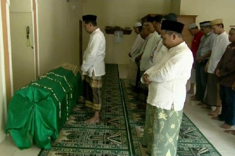 Aminah (88) warga Kauman Kota Pekalongan, Jawa Tengah, korban tewas akibat tertimpa reruntuhan rumah saat gempa dishalatkan sebelum dimakamkan.