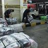 Saat Polisi Gerebek Gudang Pakaian Bekas Impor Ilegal di Pasar Senen, tapi Pedagang Merasa Jadi Korban