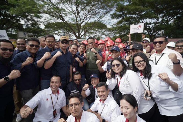 Chief Operating Officer Danantara Dony Oskaria bersama para relawan TelkomGroup dan Insan BUMN. 