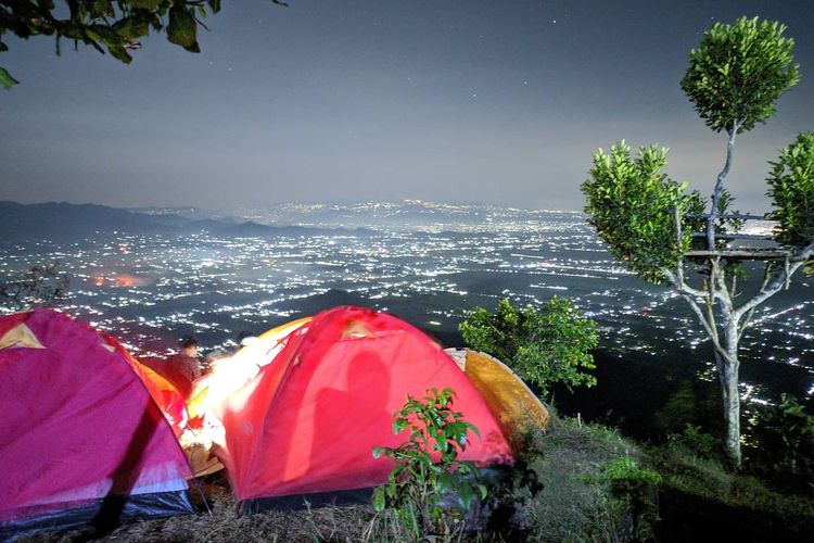 Suasana camping di Puncak Kuik Ponorogo.