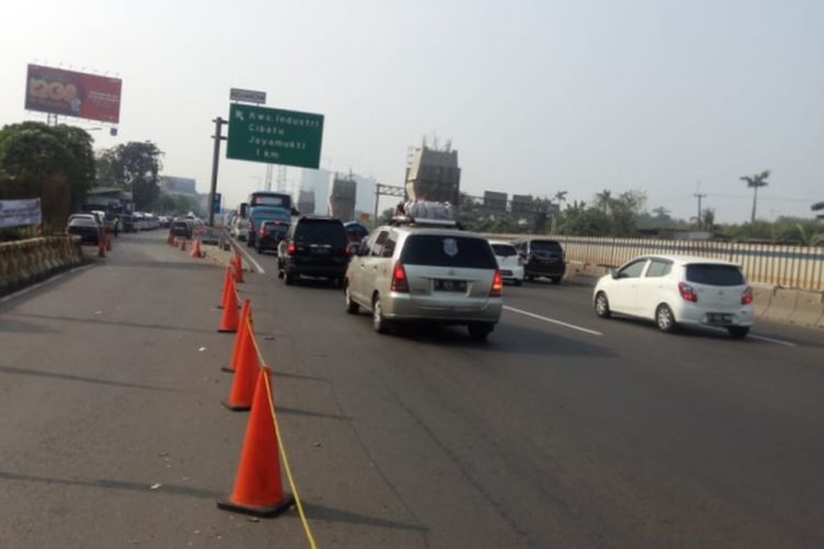 Situasi arus lalulintas Tol Jakarta-Cikampek rest area KM 33 arah Cikampek terpantau padat, Minggu (10/6/2018).