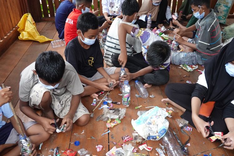 Foto : Siswa Di Desa Kulati Wakatobi Diajarkan Cara Mengelola Sampah ...