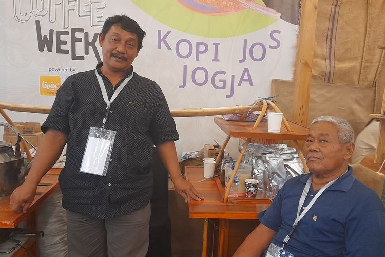 Lik Man dan Kobar, pemilik Angkringan Lik Man saat ditemui di Jakarta Coffee Week 2023.