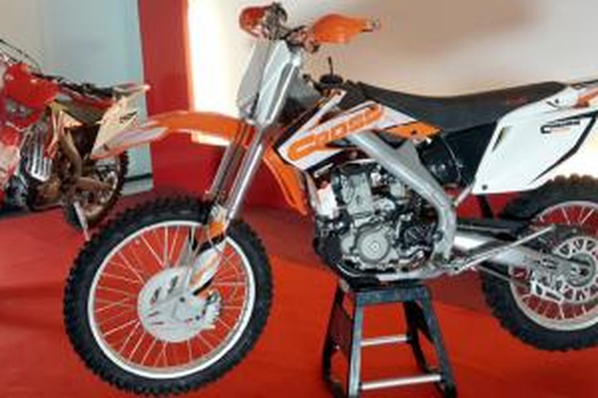 Viar Cross X 250 SE dengan dua pilihan model, berlampu dan tidak.