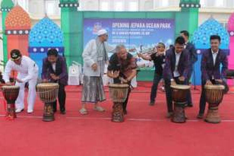 Gubernur Jawa Tengah Ganjar Pranowo (tengah) menabuh gendang meresmikan wahana air Jepara Ocean Park di Jepara, Minggu (10/4/2016).