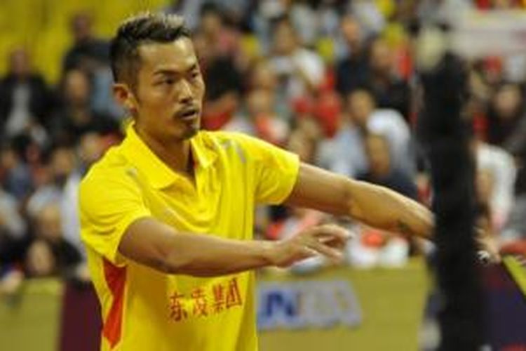 Tunggal putra China, Lin Dan, melakukan servis saat bertanding pada China Badminton Super League 2013-2014, di Jiangsu, China.