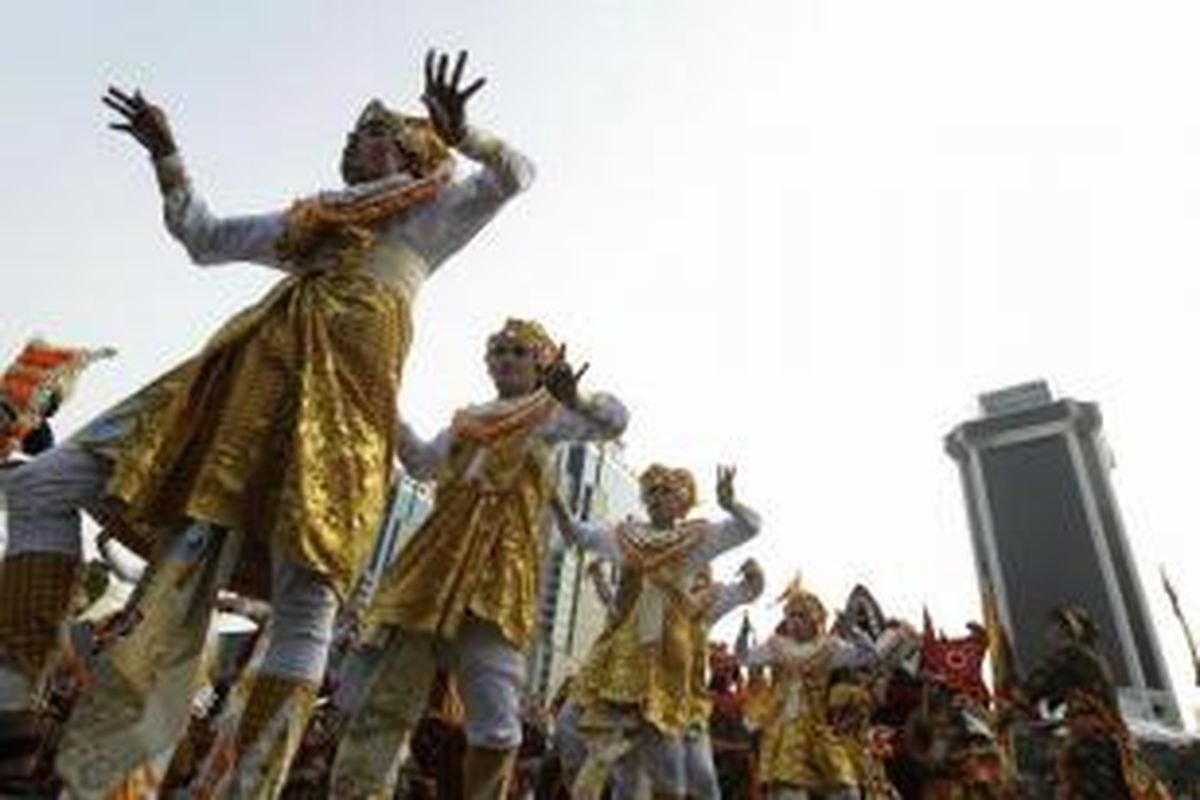 Arak-arakan Pawai Seni dan Budaya Kreatif 2014 melintasi Jalan Medan Merdeka Barat, Jakarta, Senin (18/8/2014). Pawai budaya bertemakan 'Indonesia Bersatu' ini digelar dalam rangka memperingati HUT Ke-69 Kemerdekaan Republik Indonesia.  