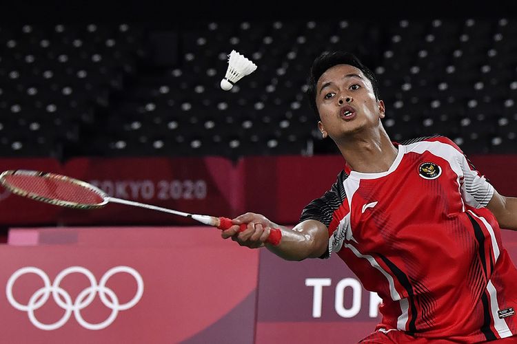 Pebulutangkis tunggal putra Indonesia Anthony Sinisuka Ginting mengembalikan kok ke arah tunggal putra Denmark Anders Antonsen dalam perempatfinal Olimpiade Tokyo 2020 di Musashino Forest Sport Plaza, Tokyo, Jepang, Sabtu (31/7/2021). Anthony Sinisuka Ginting berhasil lolos ke semifinal setelah menang 21-18, 15-21, dan 21-18.