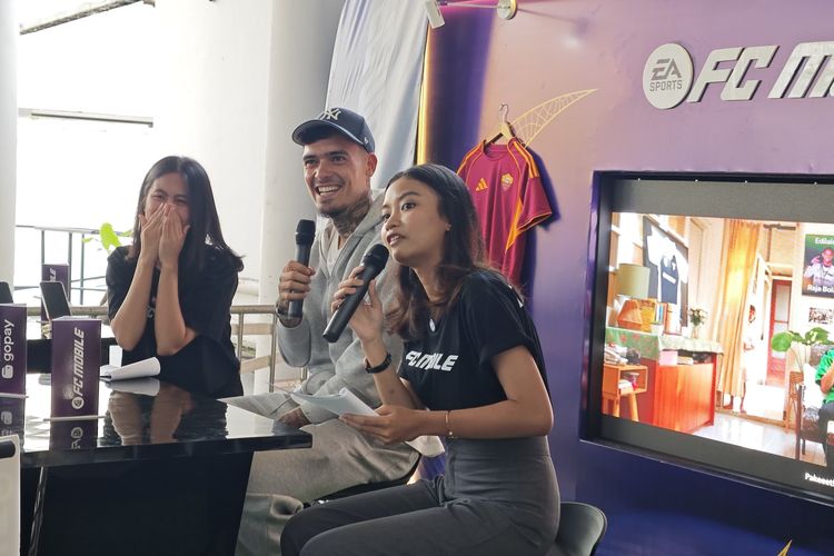 Bek Persija Jakarta, Shayne Pattynama (tengah)