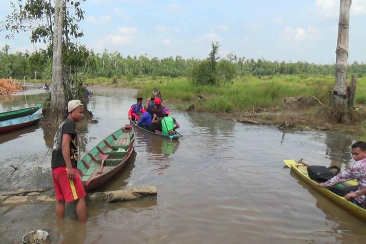 Perahu Kayu sebagai alat transportasi menuju Dusun Pangkalan Batu Bangka Selatan.