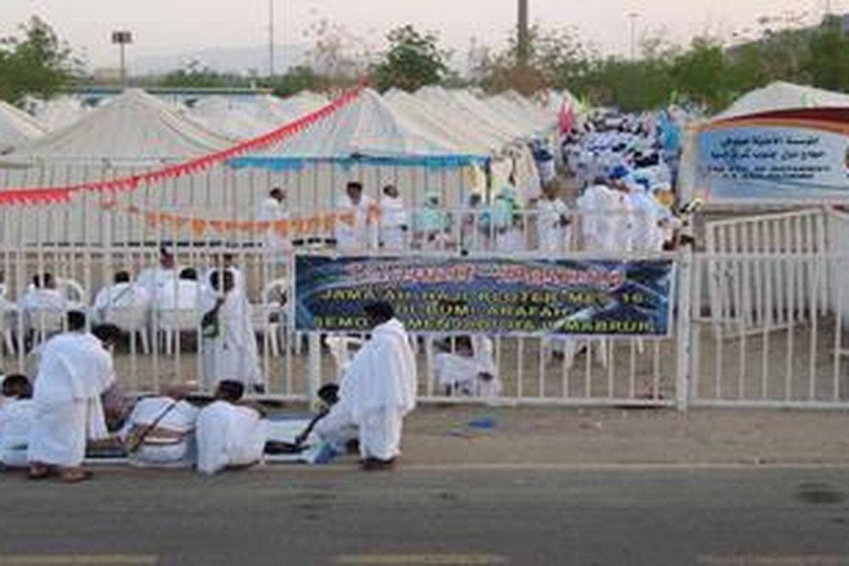 Jemaah haji Indonesia di Arafah pada musim haji tahun 2010.