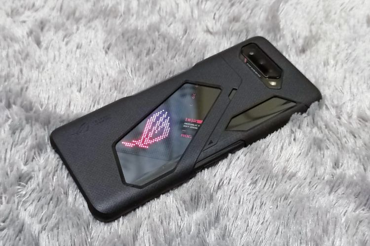 Tampilan bagian belakang ROG Phone 5 yang dilindungi dengan hardcase bawaan.