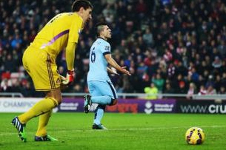 Penyerang Manchester City Sergio Aguero (kanan) merayakan gol pertamanya (dari dua) ke gawang Sunderland, pada pertandingan Premier League, di Stadium of Light, Sunderland, Rabu (3/12/2014). City memenangi laga itu dengan skor 4-1.