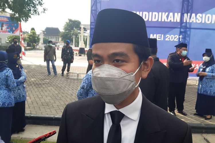 Wali Kota Solo Gibran Rakabuming Raka ditemui seusai memimpin upacara peringatan Hari Pendidikan Nasional di Balai Kota Solo, Jawa Tengah, Minggu (2/5/2021).