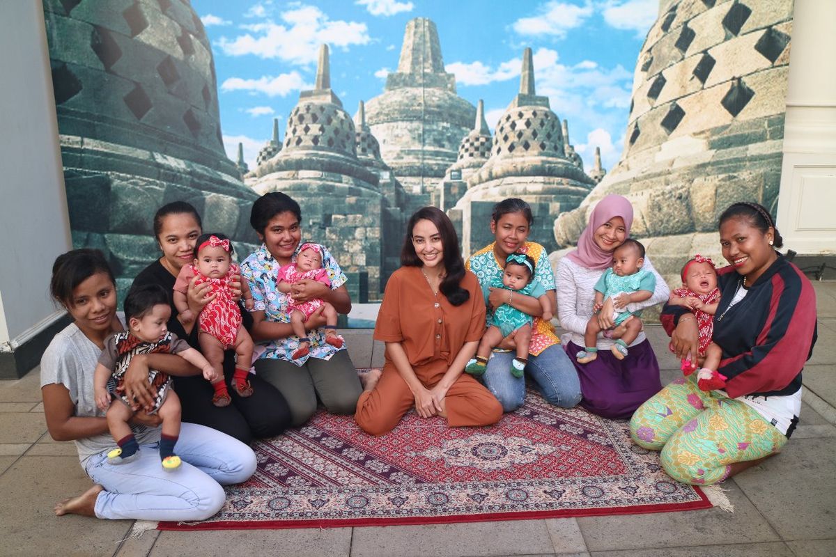 Monica Soraya Haryanto (41) bersama enam bayi adopsinya dan para pengasuh anak saat berada di rumahnya di kawasan Cilandak, Jakarta. Enam bayinya berasal dari ibu yang tak mampu membesarkan anaknya dan juga bayi dari pasangan di luar nikah.