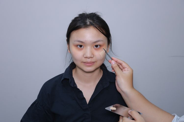 Sebelum makeup untuk wisuda, model melakukan berbagai persiapan kulit agar hasil makeup tahan lama.