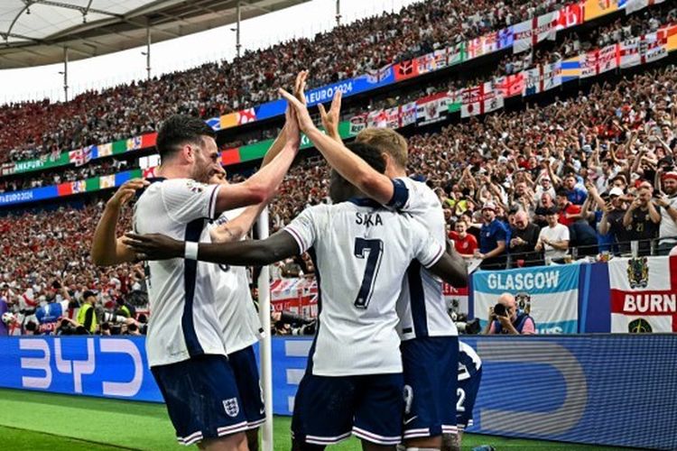Penyerang Inggris, Harry Kane, berselebrasi seusai mencetak gol dalam fase grup Euro 2024 antara Denmark vs Inggris pada 20 Juni 2024.