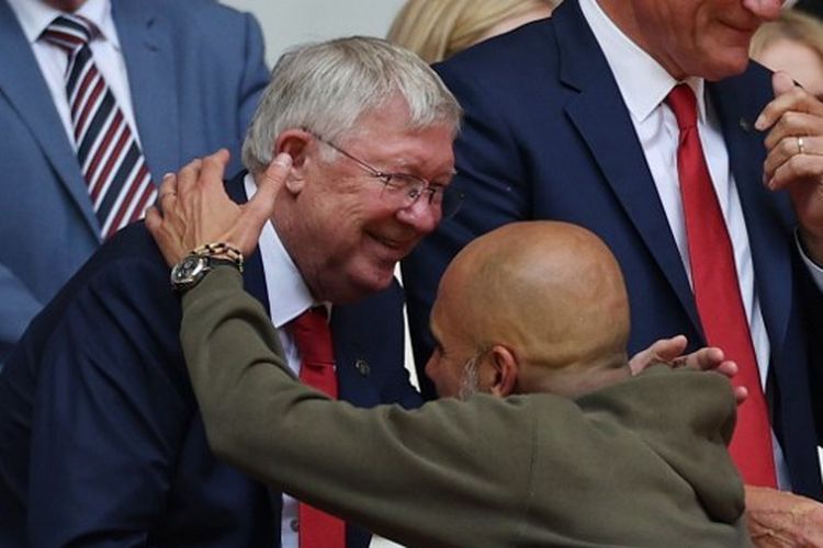 Eks manajer Manchester United, Sir Alex Ferguson, berjabat tangan dengan manajer Man City, Pep Guardiola, usai final Piala FA 2022-2023 yang mempertemukan Man City vs Man United di Stadion Wembley pada 3 Juni 2023. Terkini, Pep Guardiola mengaku menerima pesan dari Sir Alex Ferguson seusai Man City juara Liga Champions 2022-2023.(Foto oleh Adrian DENNIS / AFP).