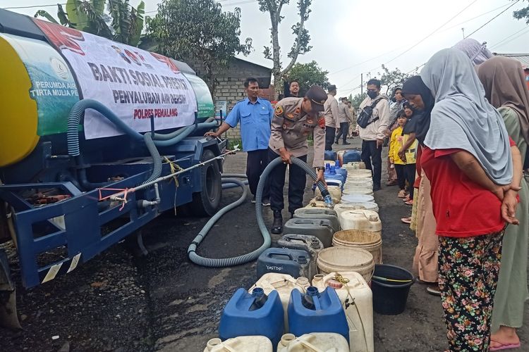 Warga Desa Siremeng, Kecamatan Pulosari Kabupaten Pemalang, Jawa Tengah mengantri untuk mendapatkan air bersih bantuan dari Polres Pemalang