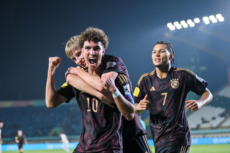 Pemain timnas U17 Jerman, Noah Darvich (10), diikuti sang pencetak gol Max Moerstedt dan Paris Brunner melakukan selebrasi atas gol kedua mereka dalam match day kedua Grup F Piala Dunia U17 2023 Indonesia, antara Selandia Baru vs Jerman, Rabu (15/11/2023) di Stadion Si Jalak Harupat, Soreang, Kabupaten Bandung. 