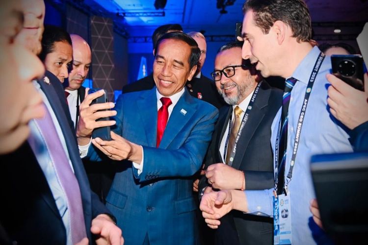 Presiden Joko Widodo saat dikerubungi para CEO perusahaan usai memberikan pidato pada APEC CEO Summit yang digelar di San Fransisco pada Kamis (16/11/2023) waktu setempat.