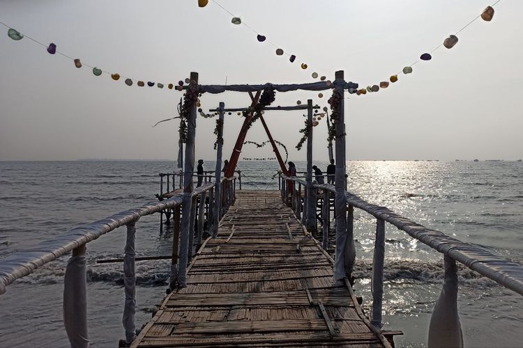 Salah satu spot foto di Pantai Tanjung Pasir di Teluknaga, Kabupaten Tangerang, Banten.