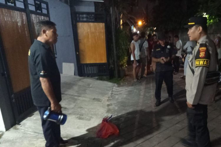 Polisi saat melakukan olah tempat kejadian perkara dalam kasus penemuan jasad bayi di Desa Kedonganan, Kecamatan Kuta, Kabupaten Badung, Provinsi Bali, pada Senin (1/12/2025). /Dok. Polsek Kuta 
