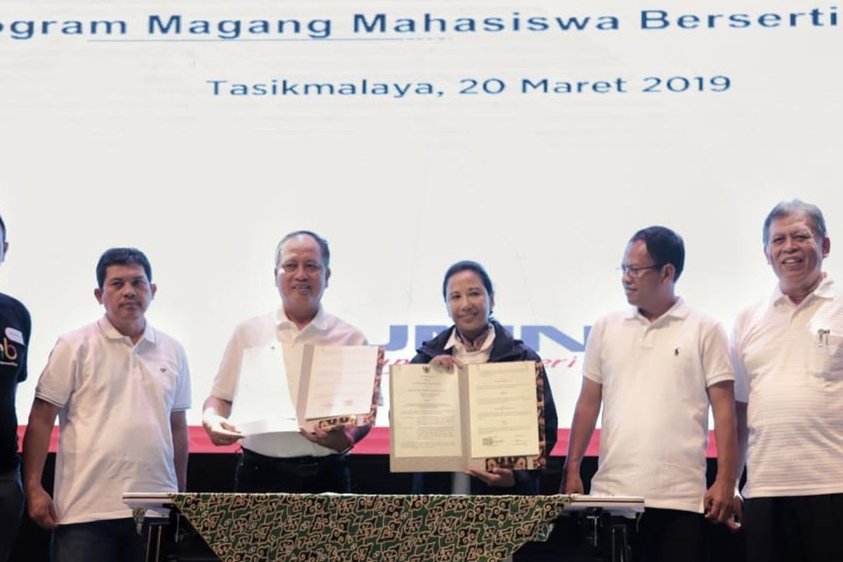 Penandatanganan nota kesepahaman PMMB antara Kementerian Riset, Teknologi, dan Pendidikan dan Kementerian BUMN di Gedung Mandala, Universitas Siliwangi, Kota Tasikmalaya, Rabu (20/3/2019).