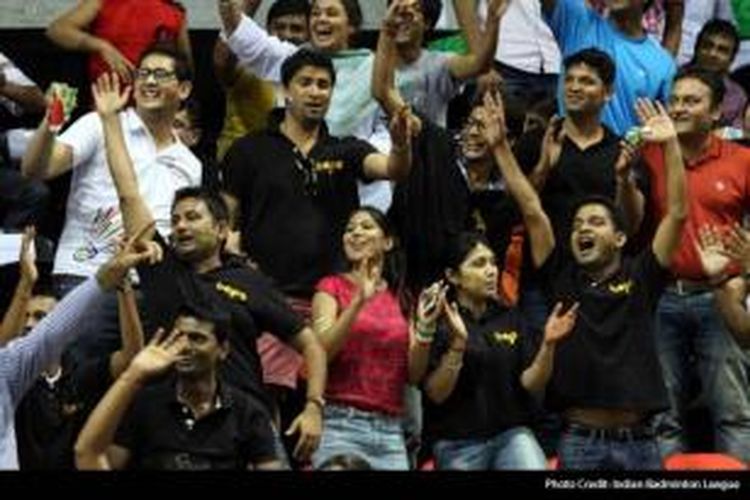 Para penggemar bulu tangkis meneriakkan dukungannya pada hari kedua Indian Badminton League (IBL) di New Delhi, India, Kamis (16/8/2013)