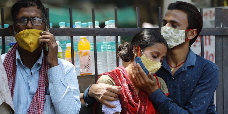 Kerabat pasien meninggal Covid-19 tak kuasa menahan kesedihannya di luar rumah sakit Lok Nayak Jaiprakash Narayan, New Delhi, India, pada Rabu (21/4/2021). India mencatatkan penambahan kasus harian tertinggi yaitu 314.000 pada Kamis (22/4/2021).