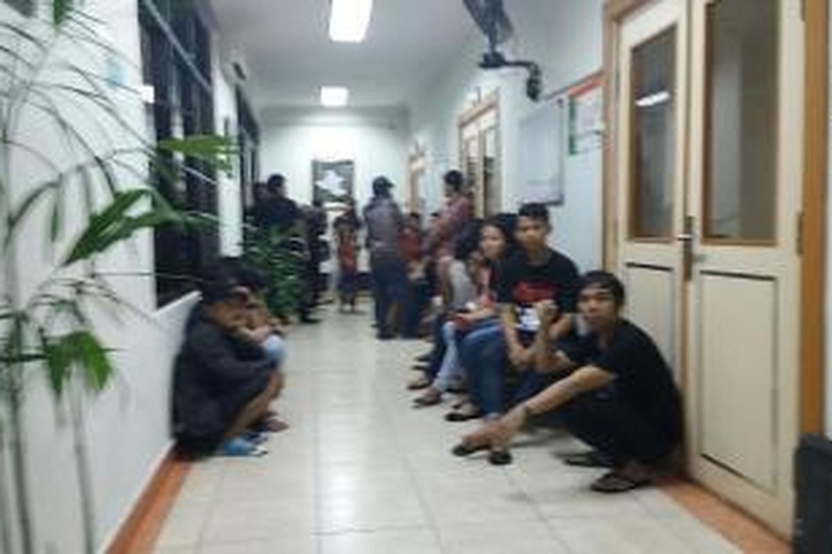 Sejumlah keluarga atau kerabat korban tabrakan antara metro mini dan commuter line mendatangi Rumah Sakit Cipto Mangunkusumo, Jakarta pada Minggu (6/12/2015)