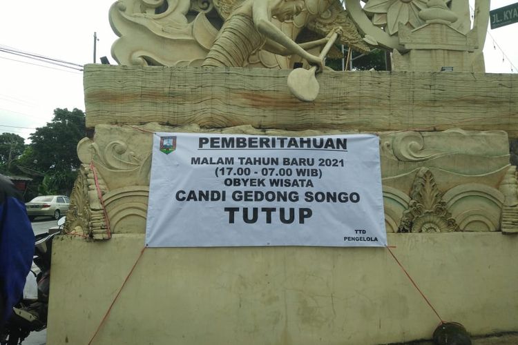 Pengelola Candi Gedongsongo memasang spanduk informasi penutupan obyek wisata tersebut.