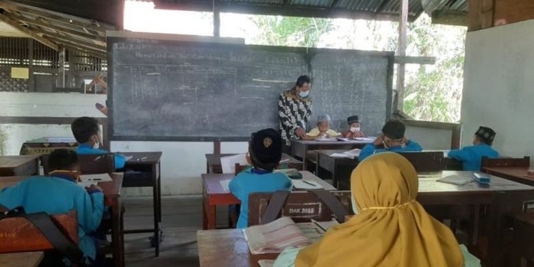 Siswa belajar di ruang kelas dadakan di SDN 19 Medang, Kabupaten Sambas