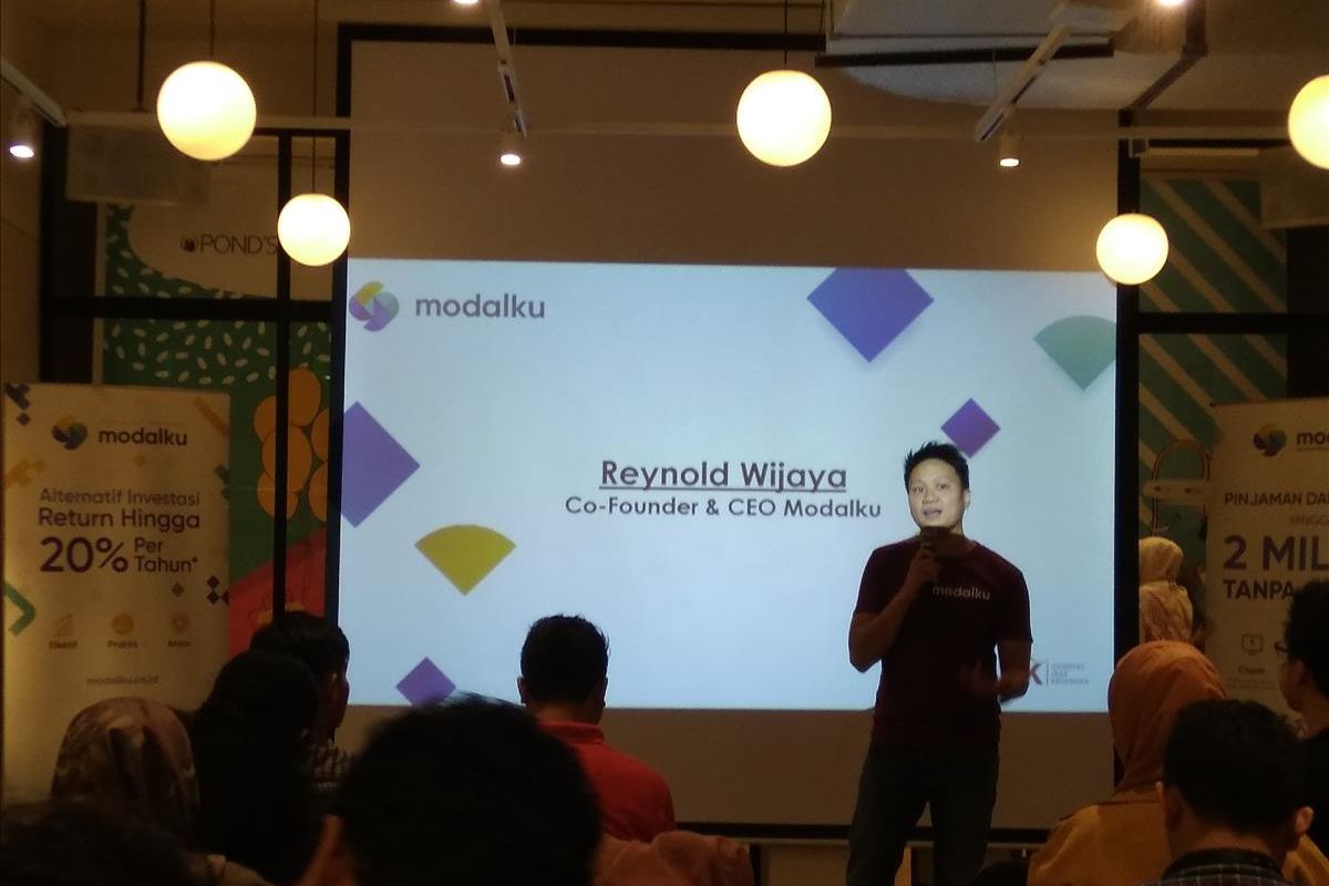 Co-Founder dan CEO Modalku Reynold Wijaya memberikan paparan kinerja Modalku hingga tahun 2019 di acara media gathering dan halal bihalal Modalku di Jakarta, Rabu (3/7/2019).