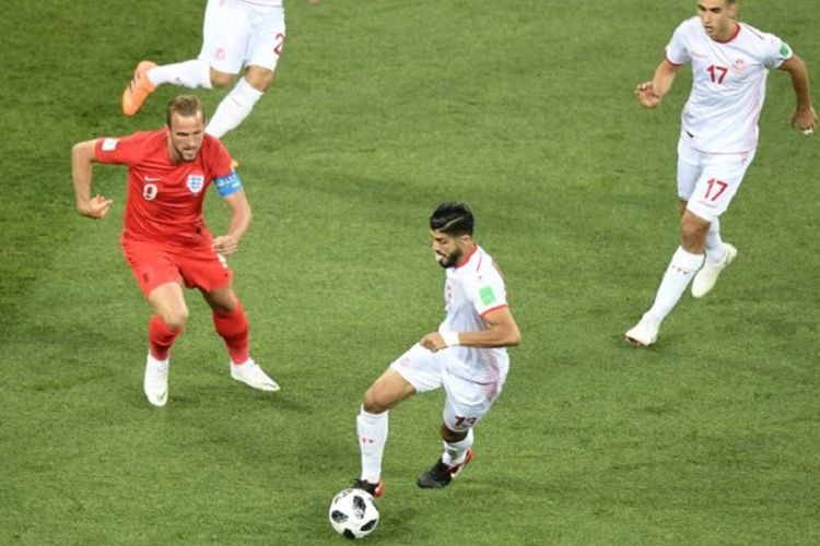 Harry Kane mencoba mengejar bola yang dikuasai Ferjani Sassi pada pertandingan Grup G Piala Dunia 2018 antara Inggris dan Tunisia di Volgograd, 18 Juni 2018. 