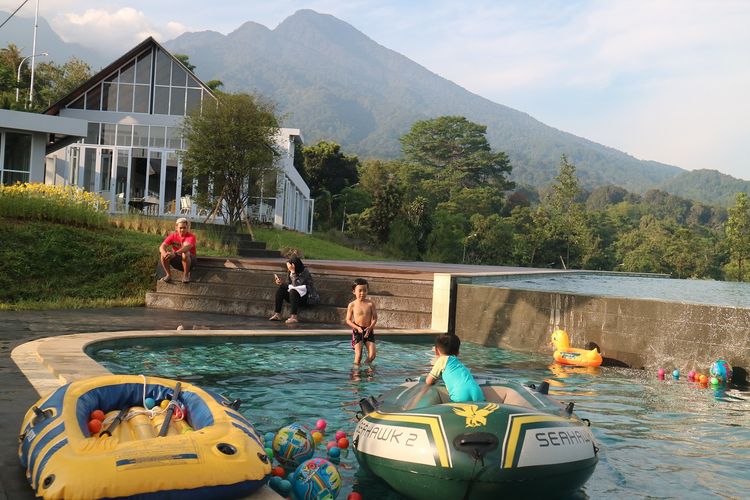 Kolam renang Leuweung Geledegan Ecolodge Bogor dapat digunakan juga menjadi spot foto instagrammable. Dengan latar belakang pemandangan Gunung Salak, Minggu (8/12/2019) pagi.