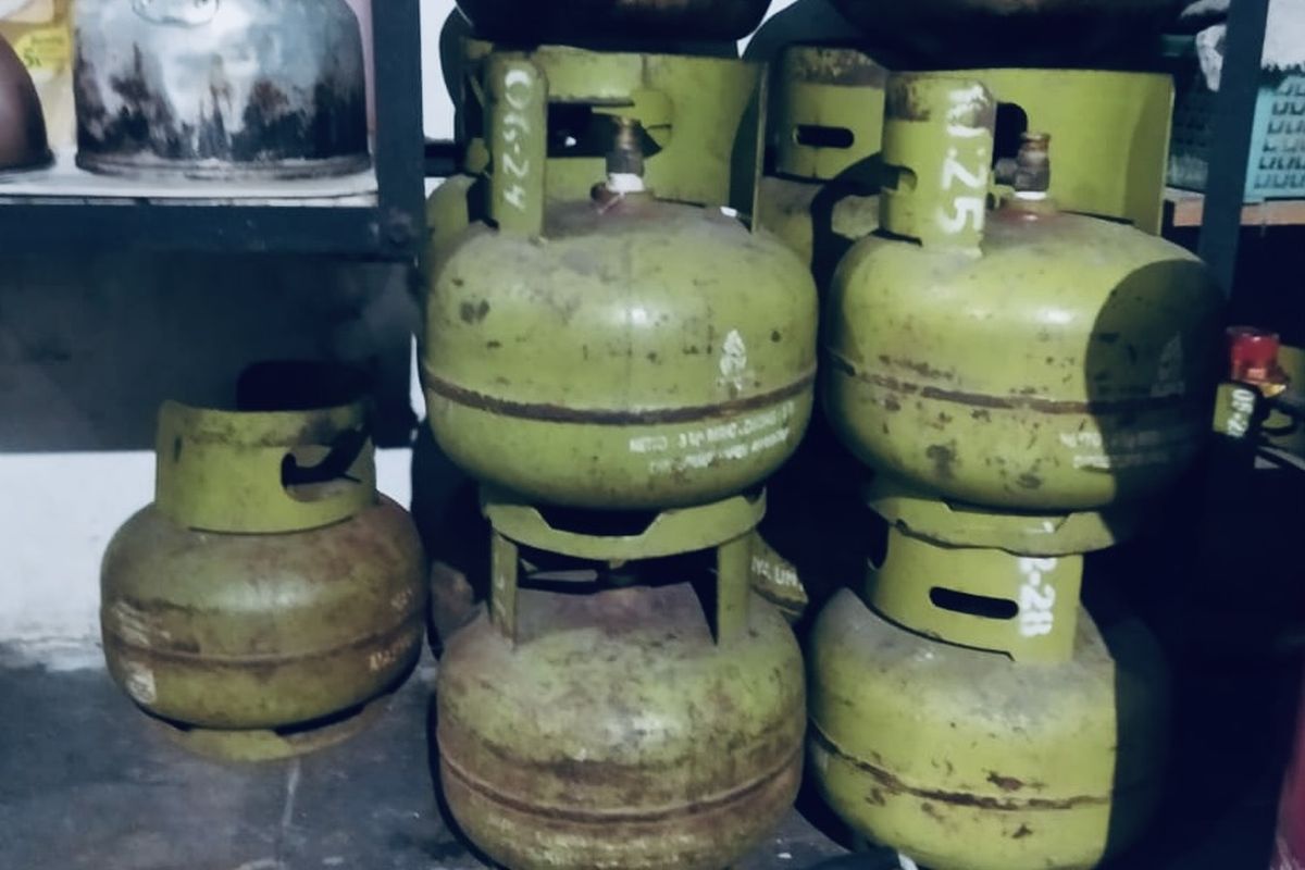 Elpiji 3 kg yang dijual pengecer toko kelontong di Malang.