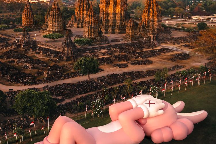 KAWS bersama AllRightReserved dan AKG Entertainment, menampilan boneka raksasa berukuran panjang 45 meter berwarna merah muda yang dinamai dengan ?Accomplice? di Candi Prambanan Yogyakarta