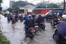 Banjir di Jalan Serpong-Bintaro Timbulkan Kemacetan Panjang
