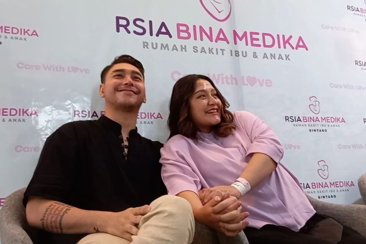 Penyanyi dangdut Siti Badriah dan suaminya, Krisjiana Baharudin, saat jumpa pers mengenai kelahiran anak pertamanya di RSIA Bina Medika Bintaro, Tangerang Selatan, Minggu (20/3/2022).