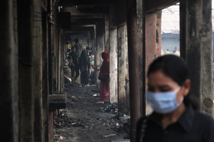 Seorang pedagang melintas di antara deretan kios Pasar Rakyat Ciranjang, Kabupaten Cianjur, Jawa Barat, yang ludes terbakar, Senin (10/8/020) pukul 14/30 WIB.