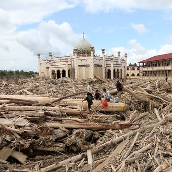 Petugas Kementerian Kehutanan dan Dinas Kehutanan Provinsi Aceh mengambil sampel kayu gelondongan yang terbawa arus luapan Sungai Tamiang, di area pasantren Islam Terpadu Darul Mukhlishin, Desa Tanjung Karang, Aceh Tamiang, Aceh, Jumat (19/12/2025). Kemenhut telah mengirim tim verifikasi dan membentuk tim investigasi gabungan bersama Polri untuk menelusuri asal-usul kayu gelondongan yang ditemukan pascabencana banjir di Sumatera Barat, Sumatera Utara dan Provinsi Aceh. 
