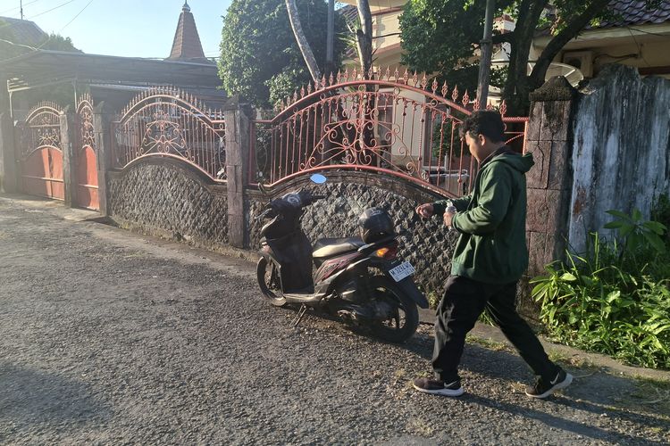 Salah seorang warga turun dari motornya dalam keadaan menyala. Khawatir terjadi gempa susulan