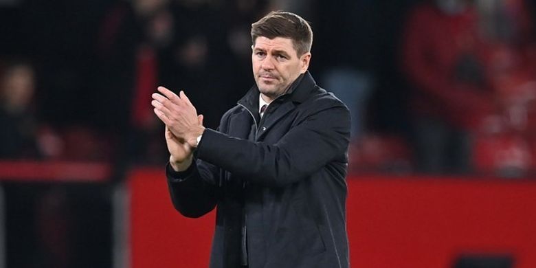 Pelatih Aston Villa, Steven Gerrard, mengapresiasi suporter di Villa Park usai laga melawan Manchester United pada pekan ke-22 Liga Inggris. Terkini, Steven Gerrard menerima tawaran melatih klub Liga Arab Saudi, Al Ettifaq.