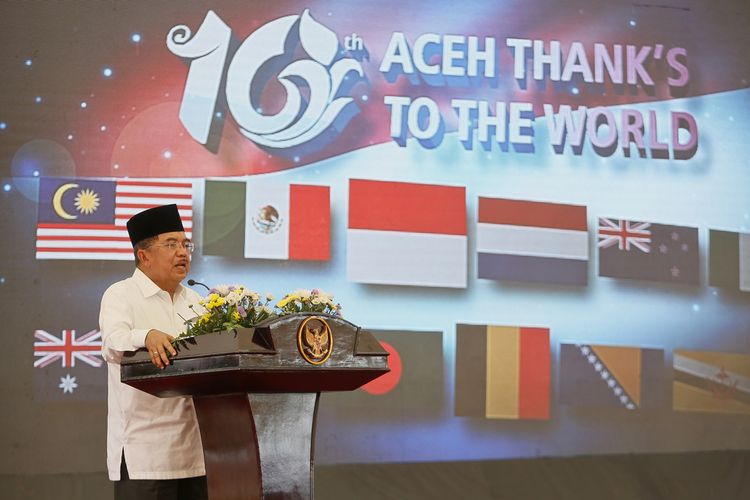 Wakil Presiden Jusuf Kalla memberikan kata sambutan pada peringatan sepuluh tahun tsunami Aceh, di Lapangan Blangpadang, Banda Aceh, Jumat (26/12/2014).