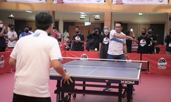 Buka Kejuaraan UAH Super Series, Ridwan Kamil Adu Kemampuan Tenis Meja dengan Ustadz Adi Hidayat