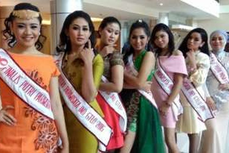 Sebagian peserta Pemilihan Putri Pariwisata Gorontalo 2016 saat menunggu sesi pemotretan yang dilakukan Masyarakat Fotografi Gorontalo.