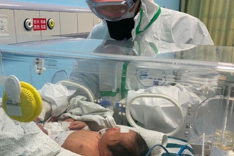 Dokter memeriksa kondisi bayi yang terinfeksi virus corona di Rumah Sakit Anak Wuhan, China. Bayi itu positif terinfeksi setelah diperiksa 30 jam pasca-dilahirkan, di mana sang ibu juga menderita virus tersebut.